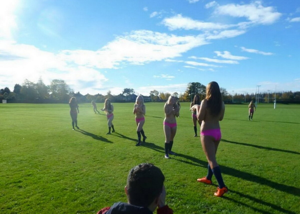 FOTO » Rugbystele fără inhibiţii din Liverpool! Au pozat goale pentru un calendar