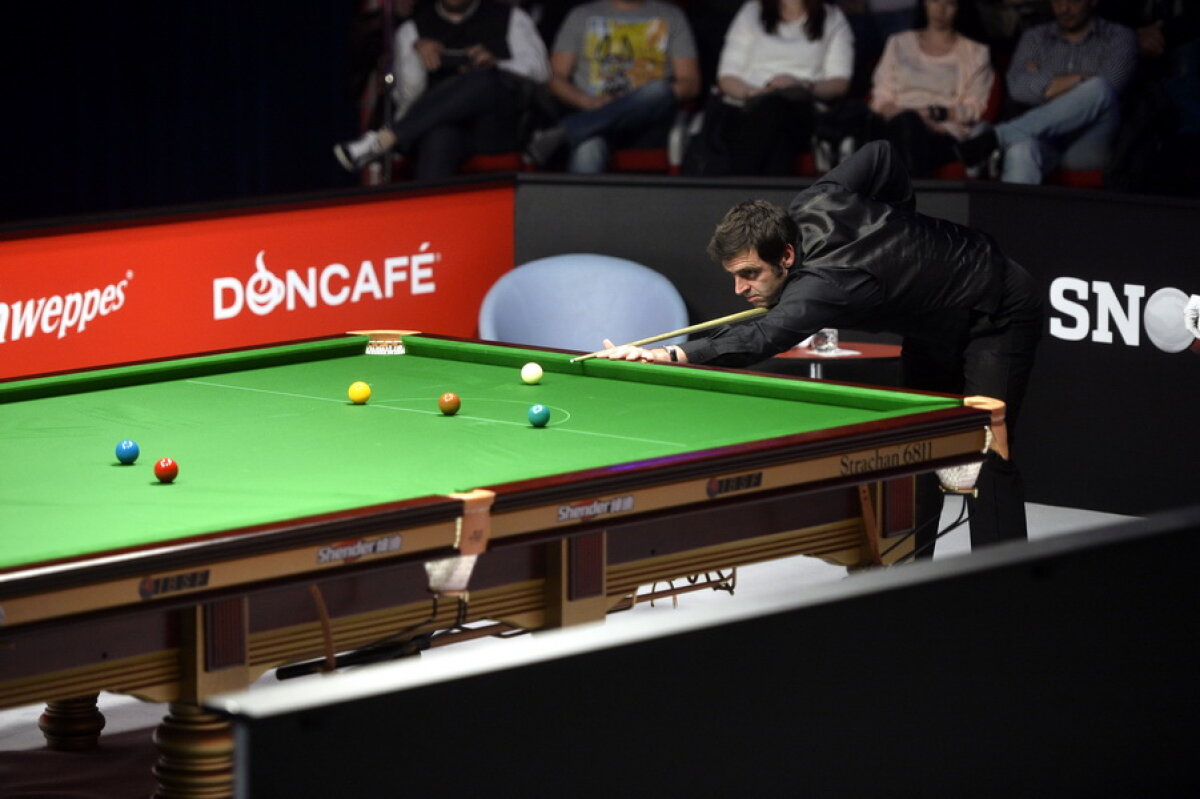 GALERIE FOTO Spectacol la București: peste 3.000 de oameni i-au aplaudat la scenă deschisă în această seară pe Ronnie O'Sullivan şi Stuart Bingham!