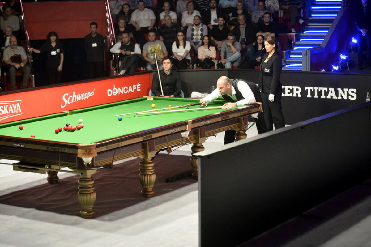 GALERIE FOTO Spectacol la București: peste 3.000 de oameni i-au aplaudat la scenă deschisă în această seară pe Ronnie O'Sullivan şi Stuart Bingham!