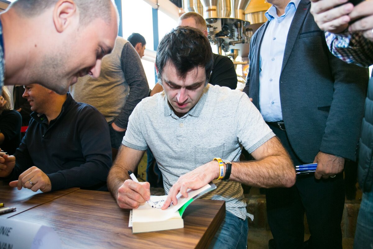 GALERIE FOTO Ronnie O'Sullivan şi Stuart Bingham au blocat mall-ul! "The Rocket" a purtat o brăţară pe care scria România