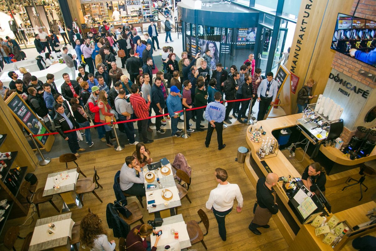 GALERIE FOTO Ronnie O'Sullivan şi Stuart Bingham au blocat mall-ul! "The Rocket" a purtat o brăţară pe care scria România