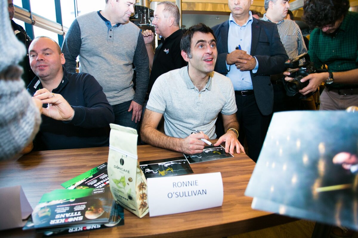 GALERIE FOTO Ronnie O'Sullivan şi Stuart Bingham au blocat mall-ul! "The Rocket" a purtat o brăţară pe care scria România