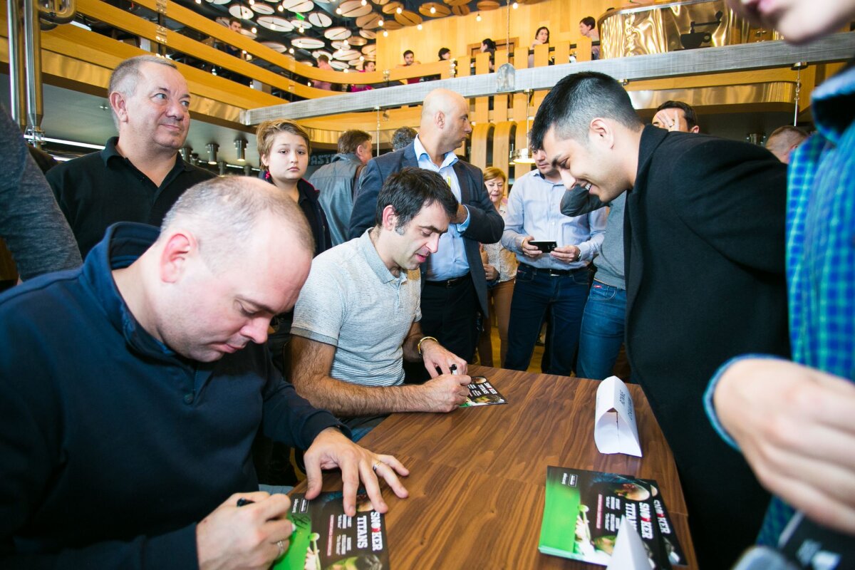 GALERIE FOTO Ronnie O'Sullivan şi Stuart Bingham au blocat mall-ul! "The Rocket" a purtat o brăţară pe care scria România