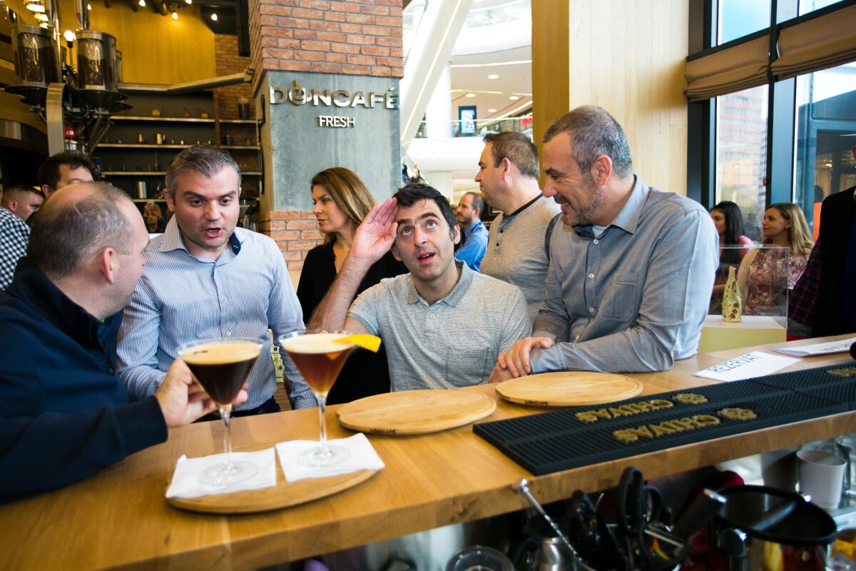 GALERIE FOTO Ronnie O'Sullivan şi Stuart Bingham au blocat mall-ul! "The Rocket" a purtat o brăţară pe care scria România