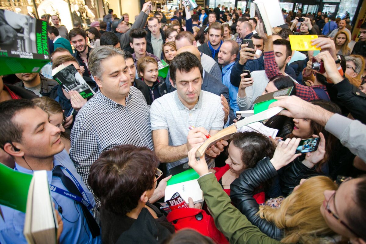 GALERIE FOTO Ronnie O'Sullivan şi Stuart Bingham au blocat mall-ul! "The Rocket" a purtat o brăţară pe care scria România