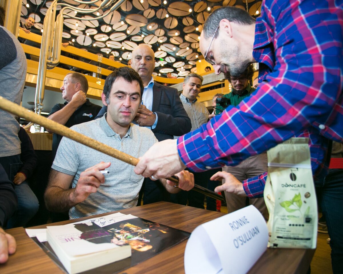 GALERIE FOTO Ronnie O'Sullivan şi Stuart Bingham au blocat mall-ul! "The Rocket" a purtat o brăţară pe care scria România