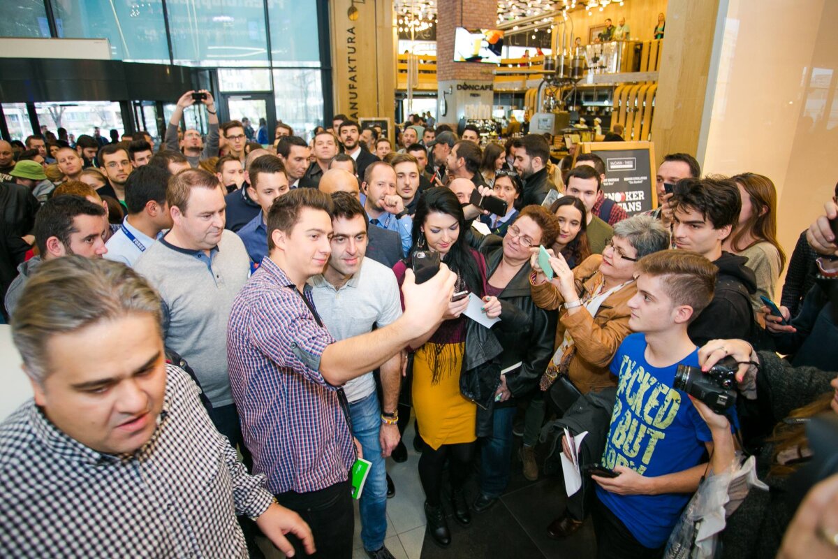 GALERIE FOTO Ronnie O'Sullivan şi Stuart Bingham au blocat mall-ul! "The Rocket" a purtat o brăţară pe care scria România