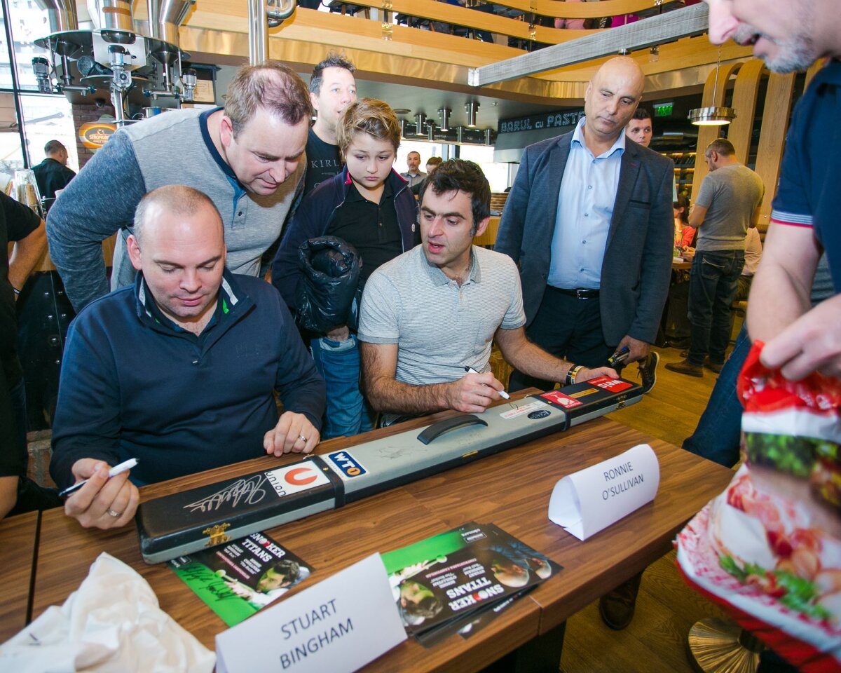 GALERIE FOTO Ronnie O'Sullivan şi Stuart Bingham au blocat mall-ul! "The Rocket" a purtat o brăţară pe care scria România