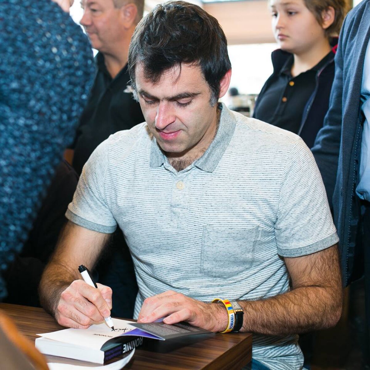 GALERIE FOTO Ronnie O'Sullivan şi Stuart Bingham au blocat mall-ul! "The Rocket" a purtat o brăţară pe care scria România