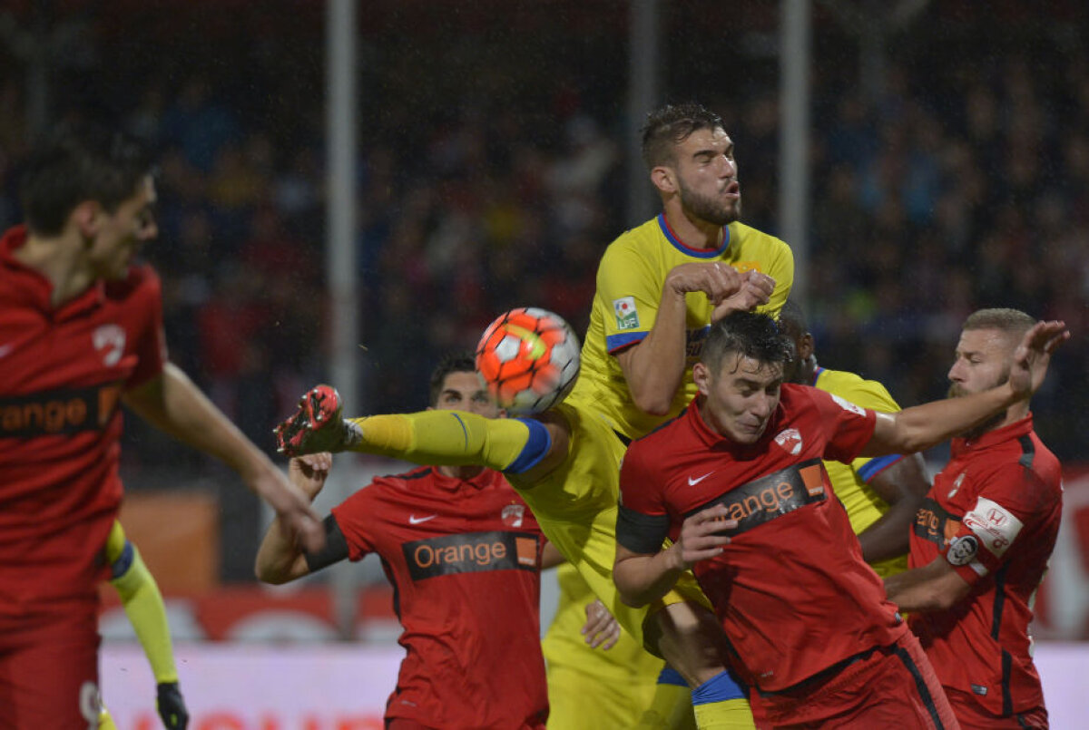 VIDEO+FOTO Stea căzătoare » Dinamo a desfiinţat campioana, 3-1, oprind seria fără înfrîngere a rivalilor în Derby de România