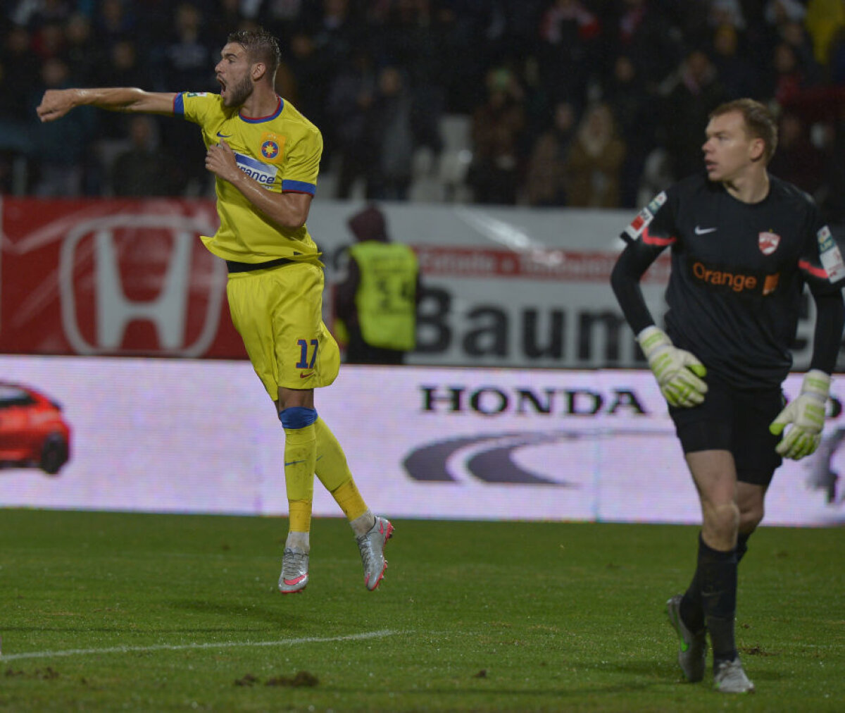 VIDEO+FOTO Stea căzătoare » Dinamo a desfiinţat campioana, 3-1, oprind seria fără înfrîngere a rivalilor în Derby de România