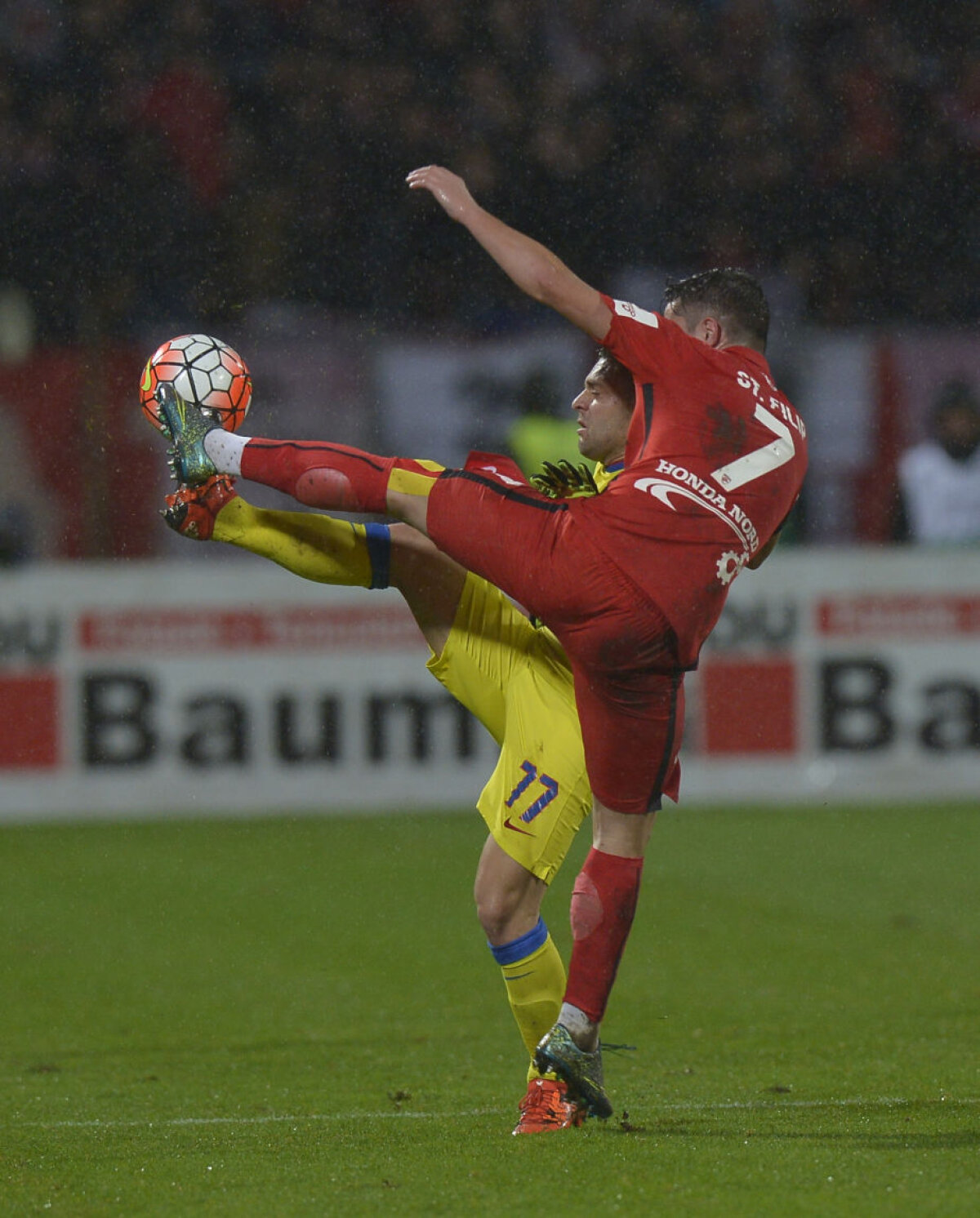 VIDEO+FOTO Stea căzătoare » Dinamo a desfiinţat campioana, 3-1, oprind seria fără înfrîngere a rivalilor în Derby de România