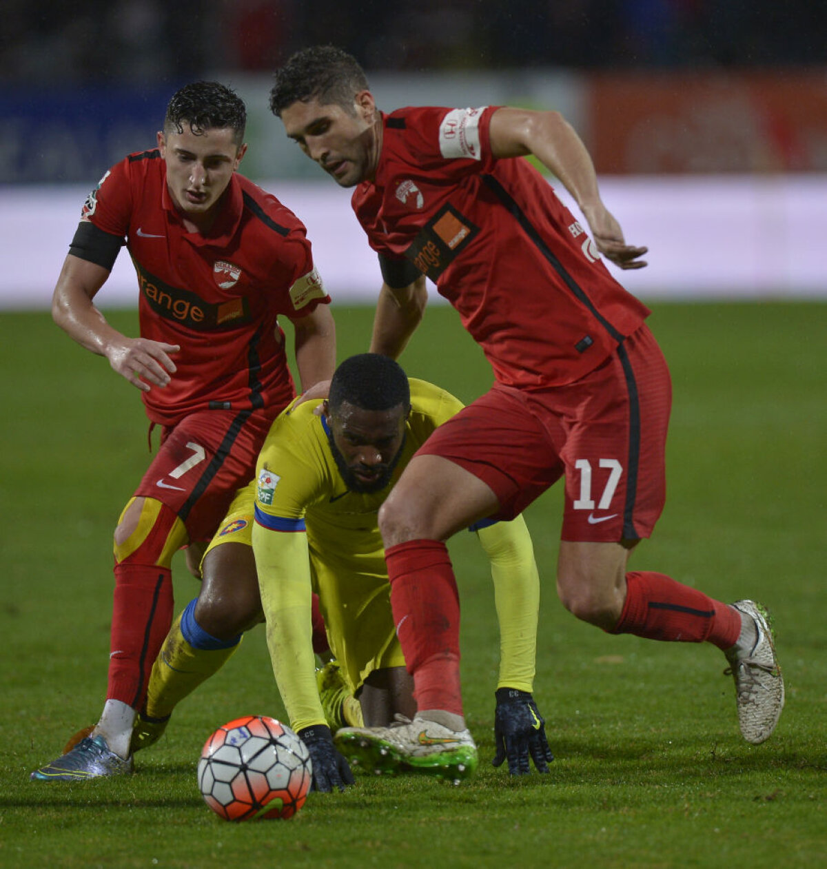 VIDEO+FOTO Stea căzătoare » Dinamo a desfiinţat campioana, 3-1, oprind seria fără înfrîngere a rivalilor în Derby de România