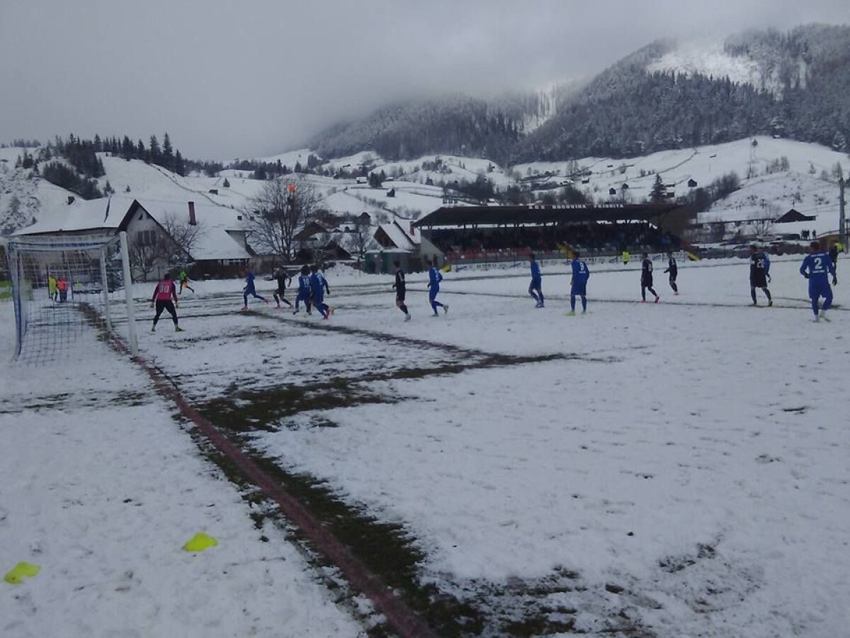 FOTO Fotbal polar » Bucovina a învins Oţelul cu 4-0 pe un teren acoperit de zăpadă