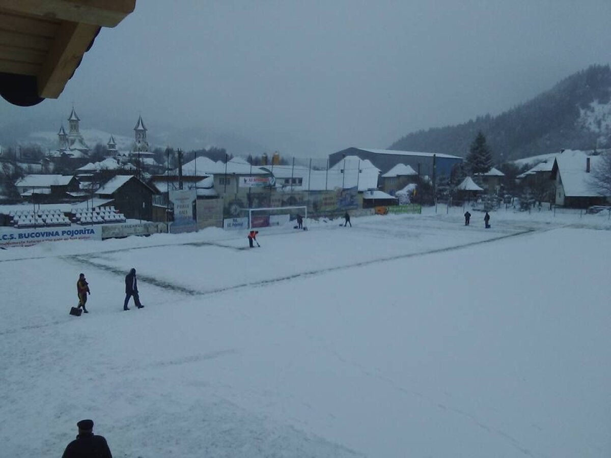 FOTO Fotbal polar » Bucovina a învins Oţelul cu 4-0 pe un teren acoperit de zăpadă