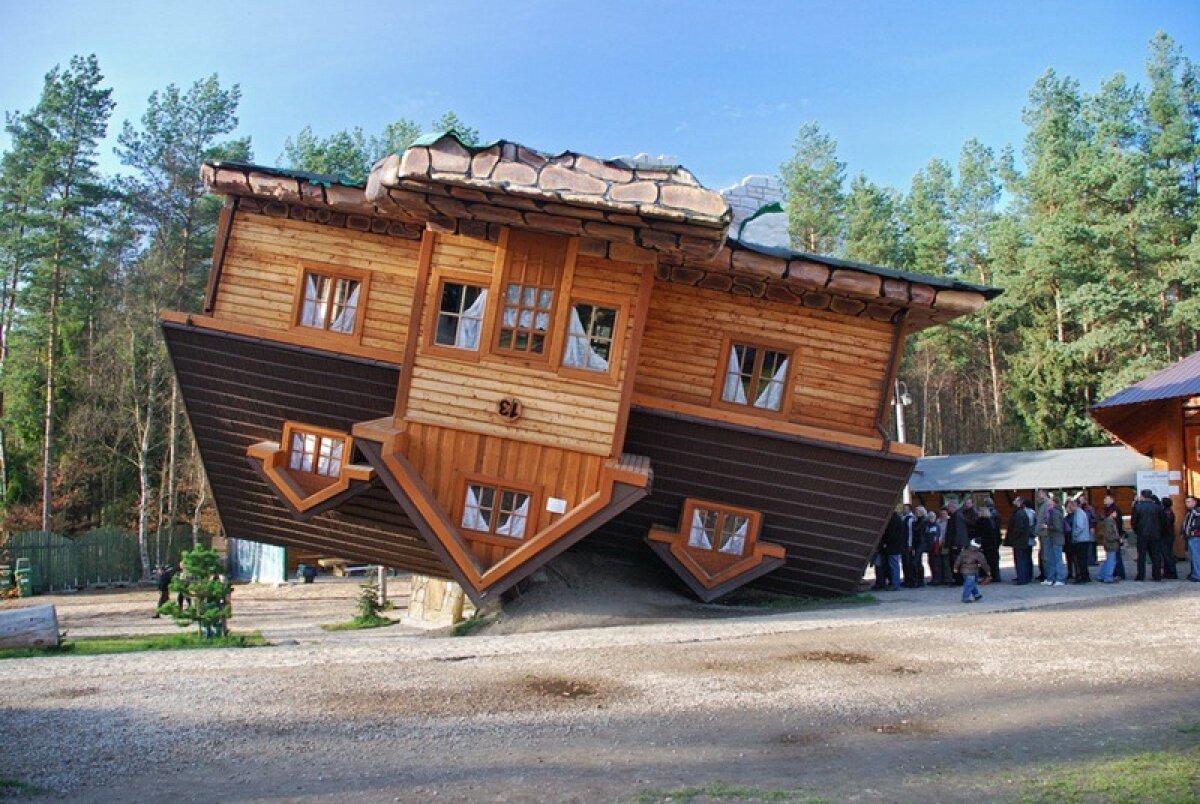 FOTO Minunile spectaculoase ale arhitecturii » Clădiri cu acoperișul în pămînt și pivnița spre cer!