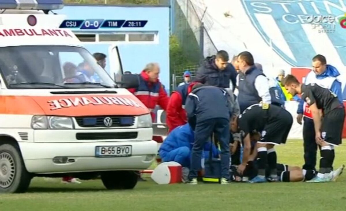 FOTO Ambulanța a intrat pe gazon la CSU Craiova - Poli Timișoara » Un fotbalist a fost dus la spital