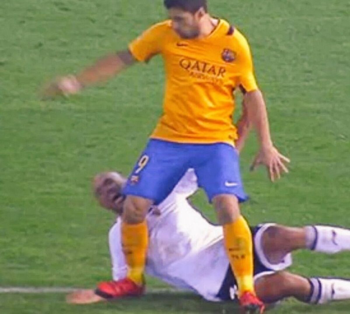 Bad boy Suarez » Vedeta Barcelonei e acuzată că l-a călcat de două ori pe Abdennour în meciul cu Valencia, 1-1
