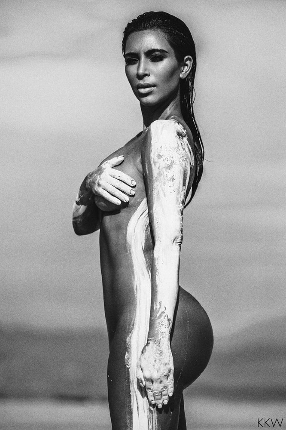 FOTO Arde deșertul! Kim Kardashian, în ipostaze irezistibile printre dunele de nisip