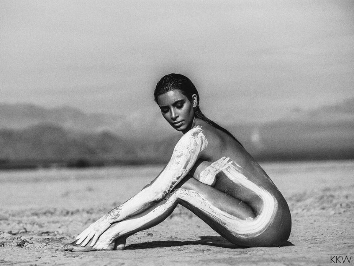 FOTO Arde deșertul! Kim Kardashian, în ipostaze irezistibile printre dunele de nisip