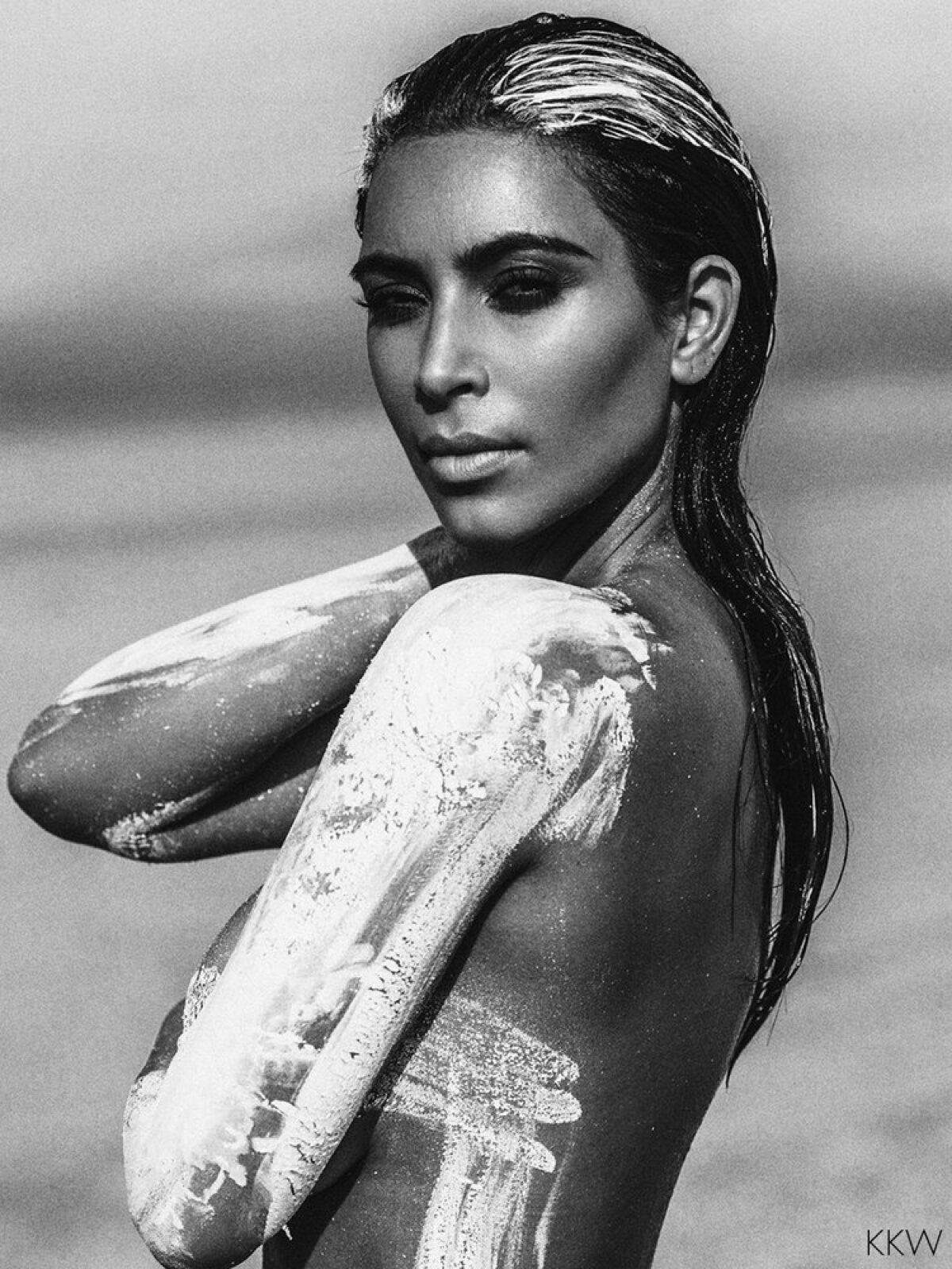 FOTO Arde deșertul! Kim Kardashian, în ipostaze irezistibile printre dunele de nisip