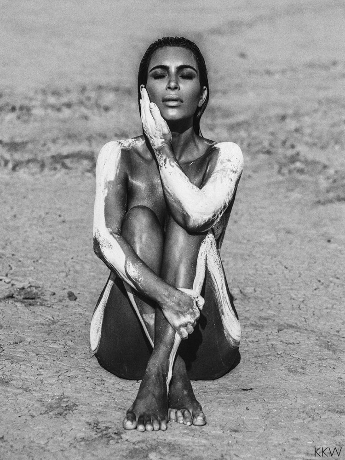 FOTO Arde deșertul! Kim Kardashian, în ipostaze irezistibile printre dunele de nisip