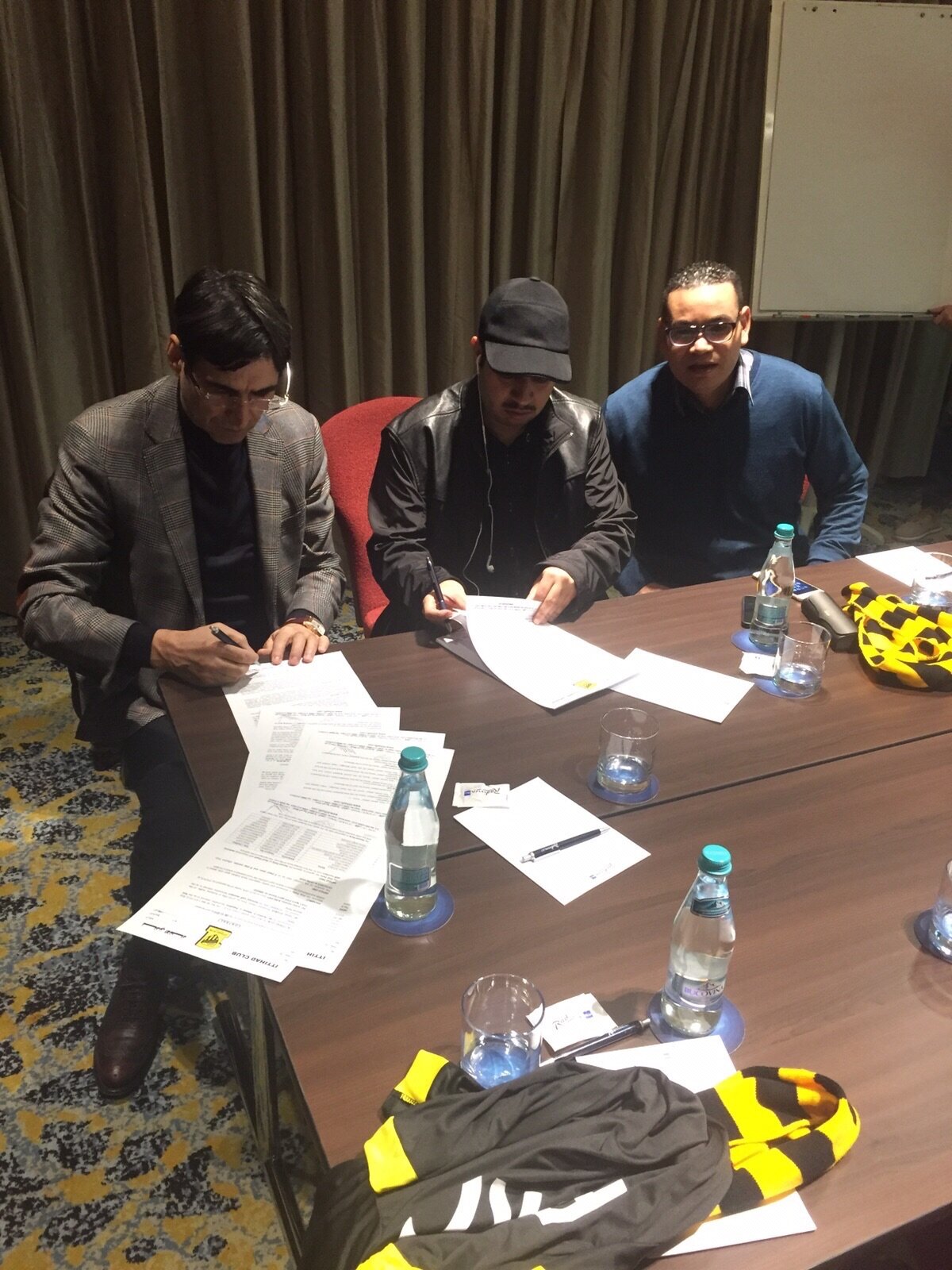 FOTO Primele imagini cu Victor Pițurcă de la semnarea contractului cu arabii » Salariu incredibil pentru fostul selecționer