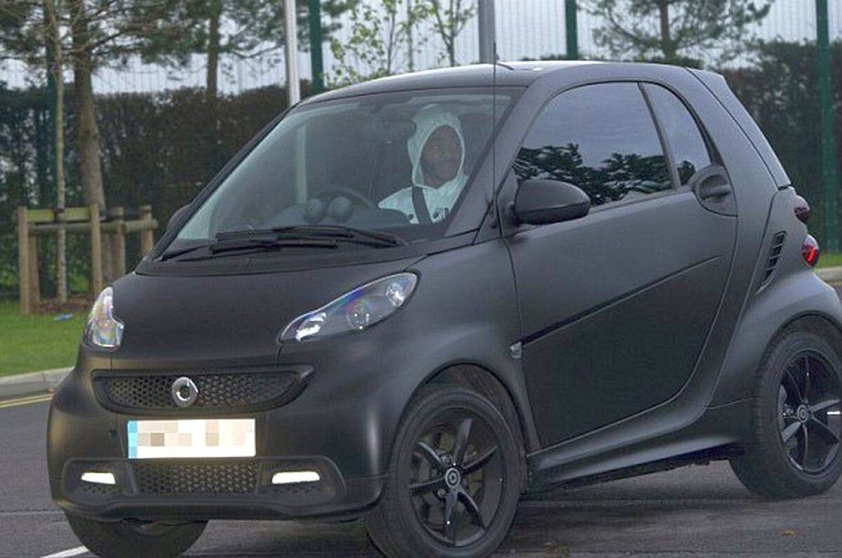 FOTO Un fotbalist al lui City a surprins pe toată lumea » Cîștigă un milion de euro pe lună, dar vine la antrenamente cu o astfel de mașină