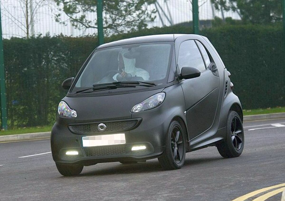 FOTO Un fotbalist al lui City a surprins pe toată lumea » Cîștigă un milion de euro pe lună, dar vine la antrenamente cu o astfel de mașină