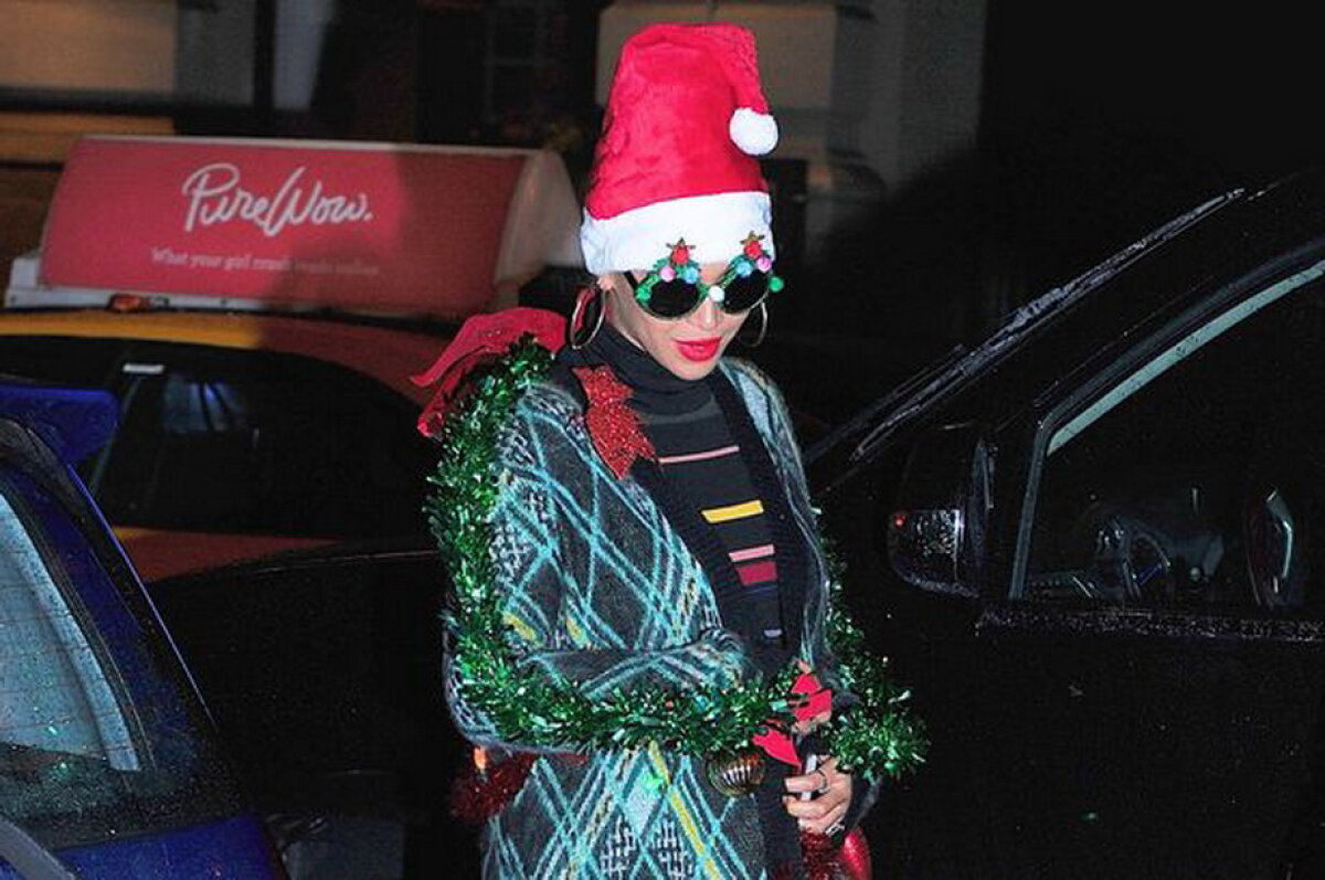 Beyonce nu mai are răbdare pînă la Crăciun. A ieșit pe stradă împodobită ca un brad