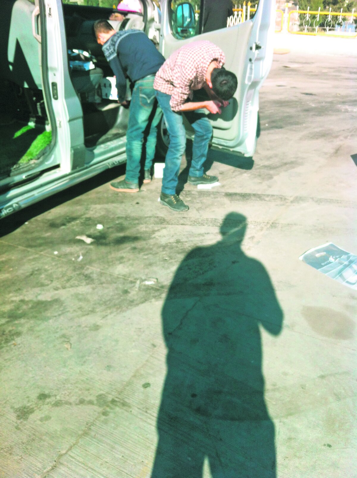 FOTO Printre blindate și tiruri » Ilie Stan și staff-ul său își fac meseria în una dintre cele mai riscante zone de pe glob