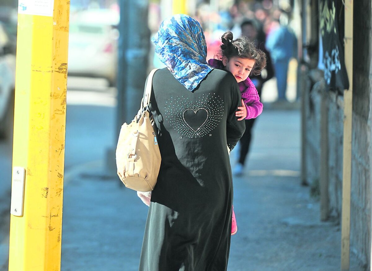 FOTO Oaza de liniște de la marginea infernului » Orașul în care antrenează Ilie Stan a fost ocolit de conflicte