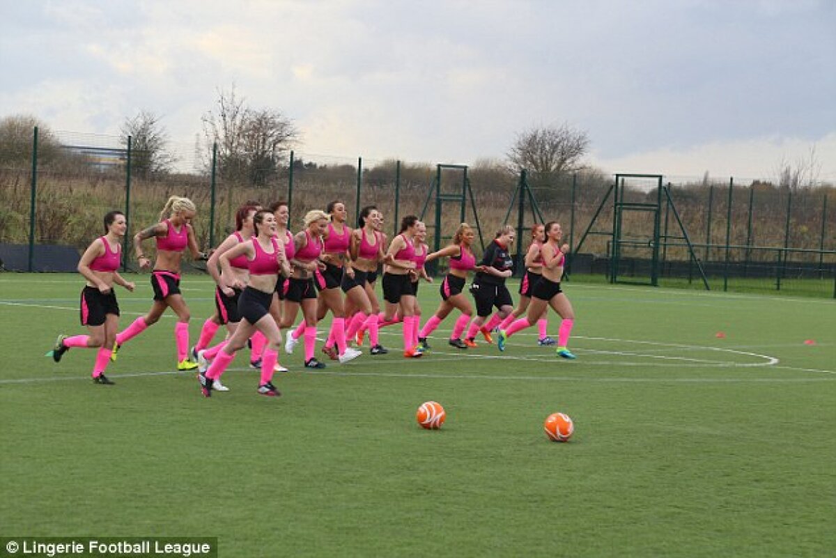 FOTO Britanicii nu se dezmint » S-a inventat Liga de Fotbal în Lenjerie Intimă 