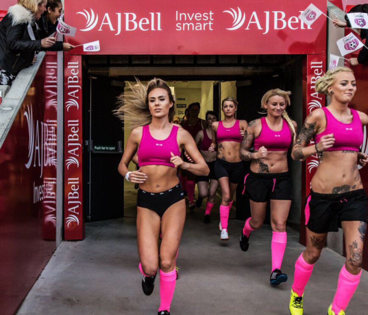 FOTO Britanicii nu se dezmint » S-a inventat Liga de Fotbal în Lenjerie Intimă 