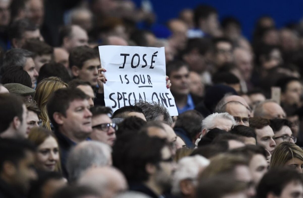 Stamford Bridge, frontul lui Mourinho. Bannerele care l-au lăsat mască pe Abramovici: "Cîrtițe și Iuda!"