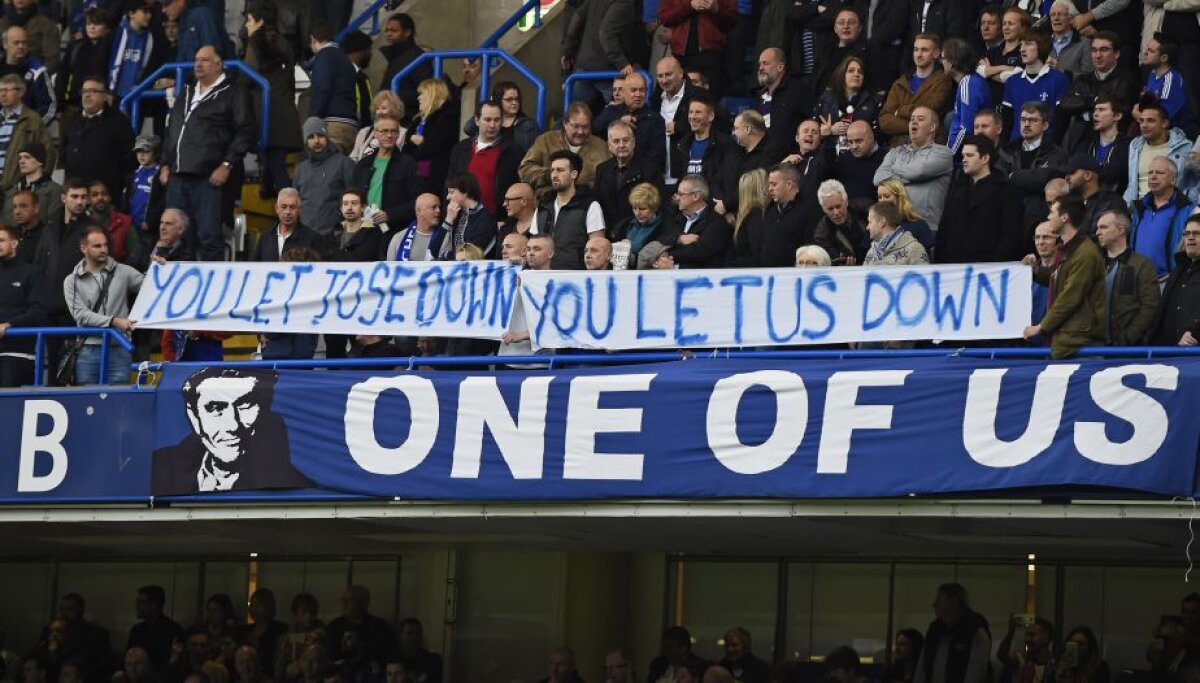 Stamford Bridge, frontul lui Mourinho. Bannerele care l-au lăsat mască pe Abramovici: "Cîrtițe și Iuda!"