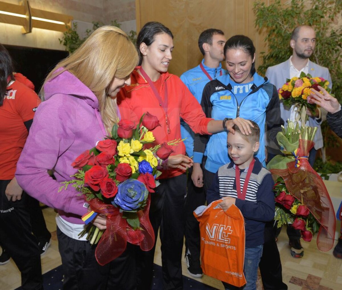 FOTO Naționala României de handbal a revenit acasă » Cristina Neagu refuză comparația cu Messi și spune care au fost cele mai grele momente de la CM