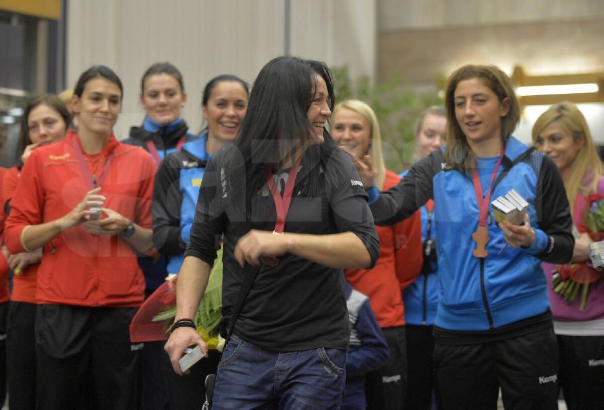 FOTO Naționala României de handbal a revenit acasă » Cristina Neagu refuză comparația cu Messi și spune care au fost cele mai grele momente de la CM