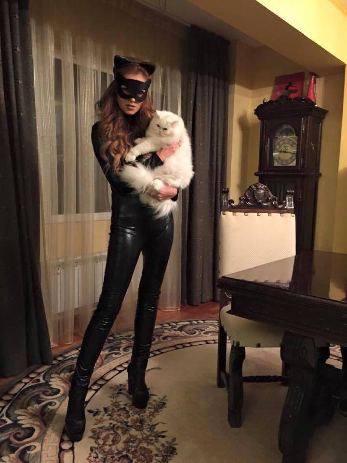 GALERIE FOTO Ea e femeia care i-a luat mințile lui Cadu! E româncă și arată trăznet » 10 imagini de senzație