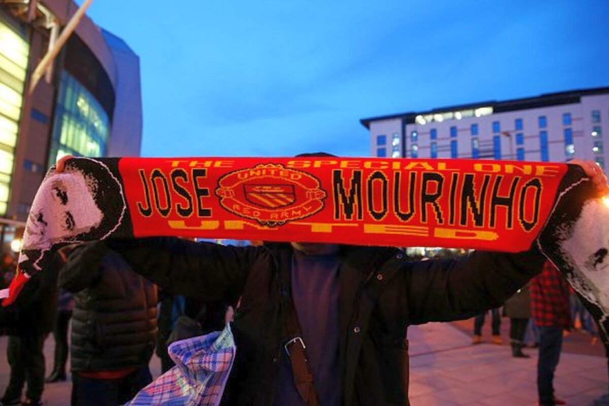VIDEO+FOTO Apariție incredibilă pe Old Trafford » Fanii lui United au venit cu fulare inscripționate cu numele lui Mourinho și au cerut demisia lui Van Gaal