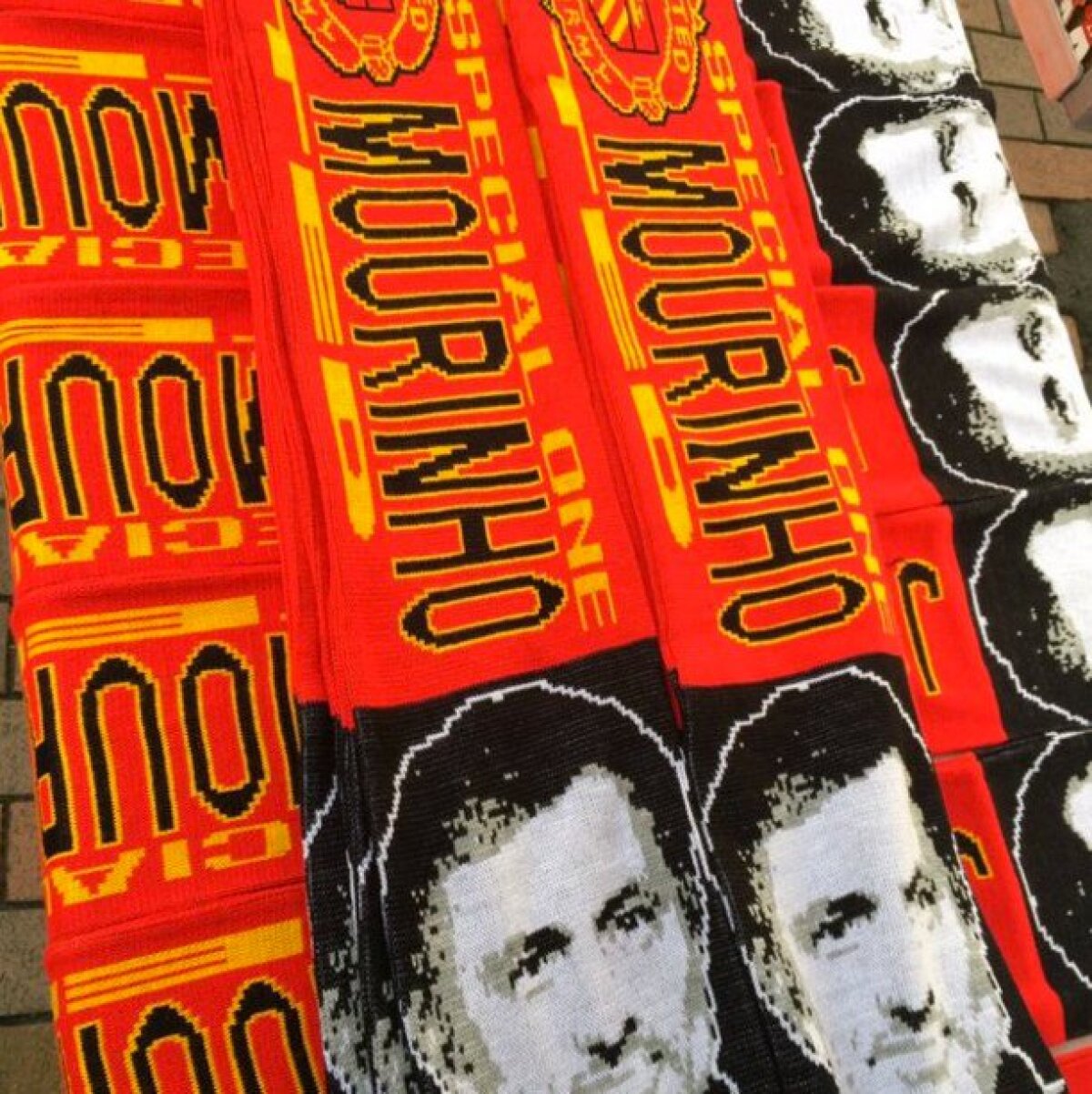 VIDEO+FOTO Apariție incredibilă pe Old Trafford » Fanii lui United au venit cu fulare inscripționate cu numele lui Mourinho și au cerut demisia lui Van Gaal