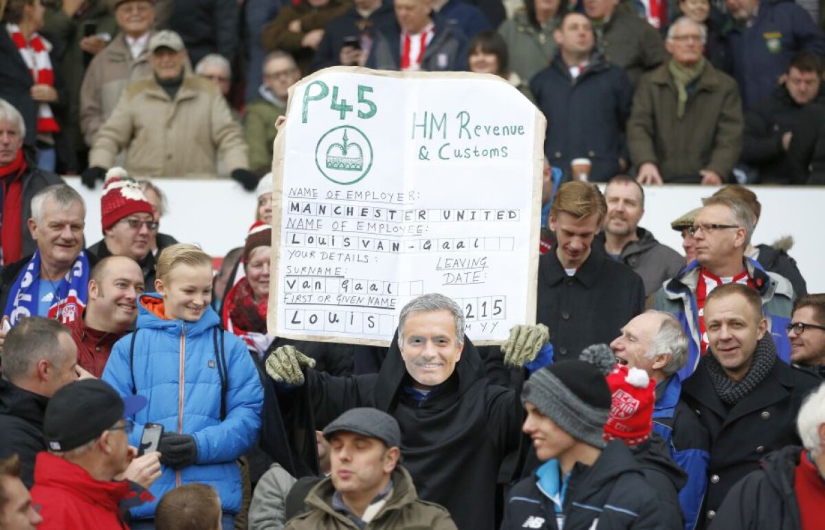 VIDEO+FOTO Apariție incredibilă pe Old Trafford » Fanii lui United au venit cu fulare inscripționate cu numele lui Mourinho și au cerut demisia lui Van Gaal