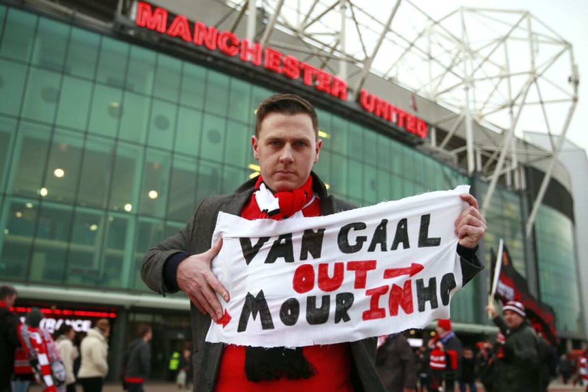 VIDEO+FOTO Apariție incredibilă pe Old Trafford » Fanii lui United au venit cu fulare inscripționate cu numele lui Mourinho și au cerut demisia lui Van Gaal