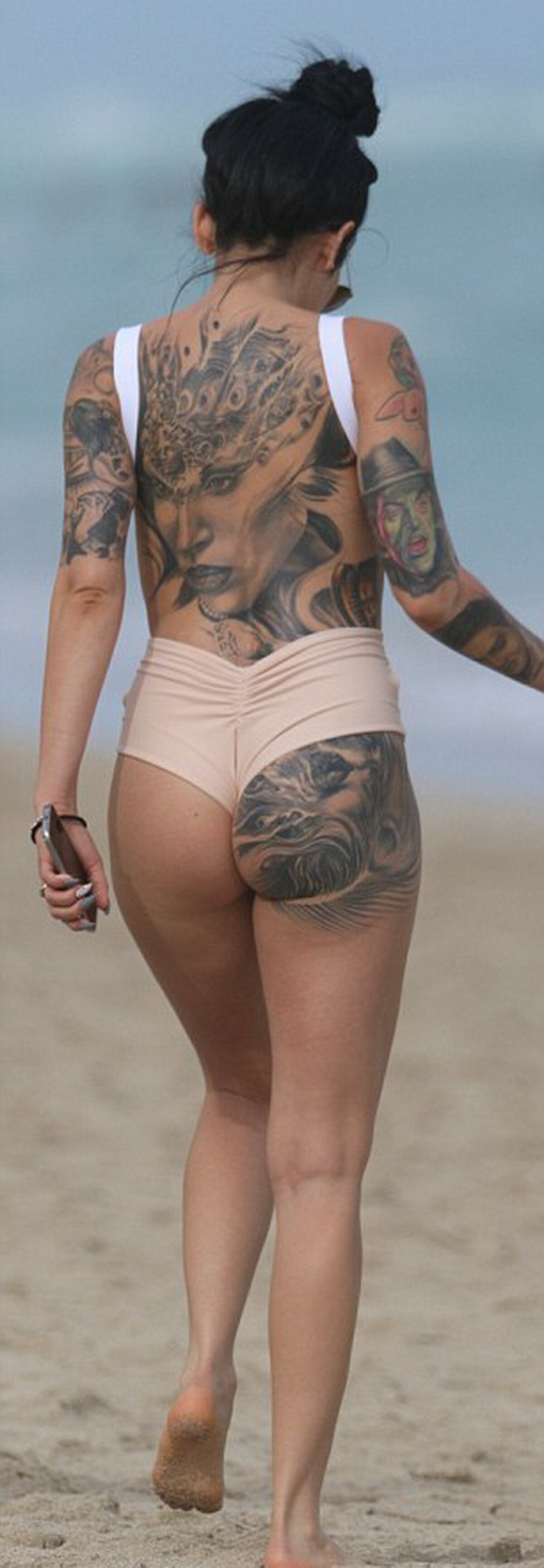 Tatuajele ei au fost atracţia plajei! Bruneta care a încins imaginaţia bărbaţilor din Miami 