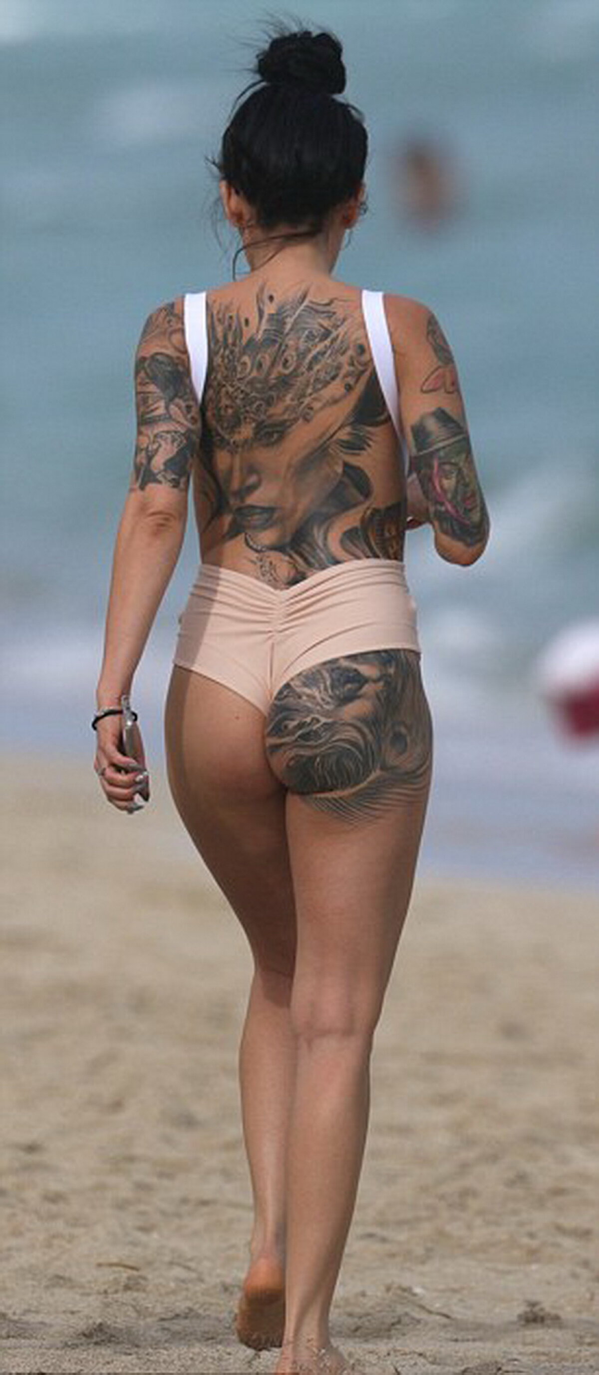 Tatuajele ei au fost atracţia plajei! Bruneta care a încins imaginaţia bărbaţilor din Miami 