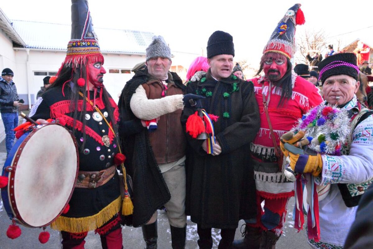 Un președinte de club din Liga 1 ține vii tradițiile populare » A fost îmbrăcat în suman și căciulă de miel de sărbători! 