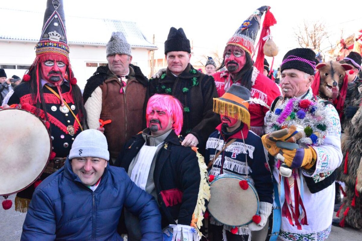 Un președinte de club din Liga 1 ține vii tradițiile populare » A fost îmbrăcat în suman și căciulă de miel de sărbători! 