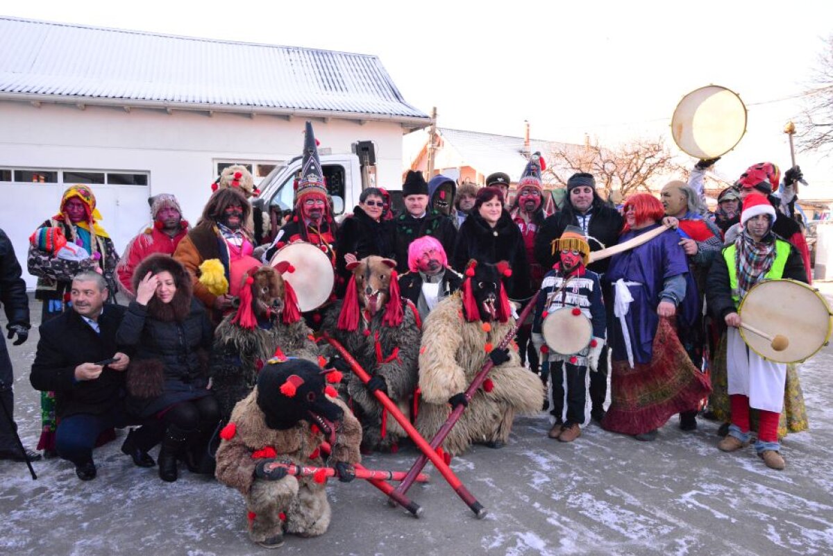 Un președinte de club din Liga 1 ține vii tradițiile populare » A fost îmbrăcat în suman și căciulă de miel de sărbători! 