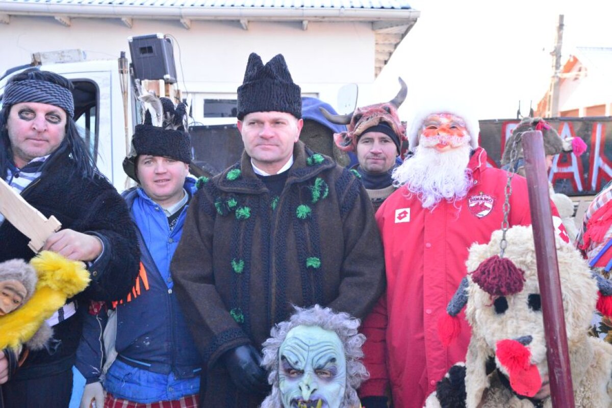 Un președinte de club din Liga 1 ține vii tradițiile populare » A fost îmbrăcat în suman și căciulă de miel de sărbători! 