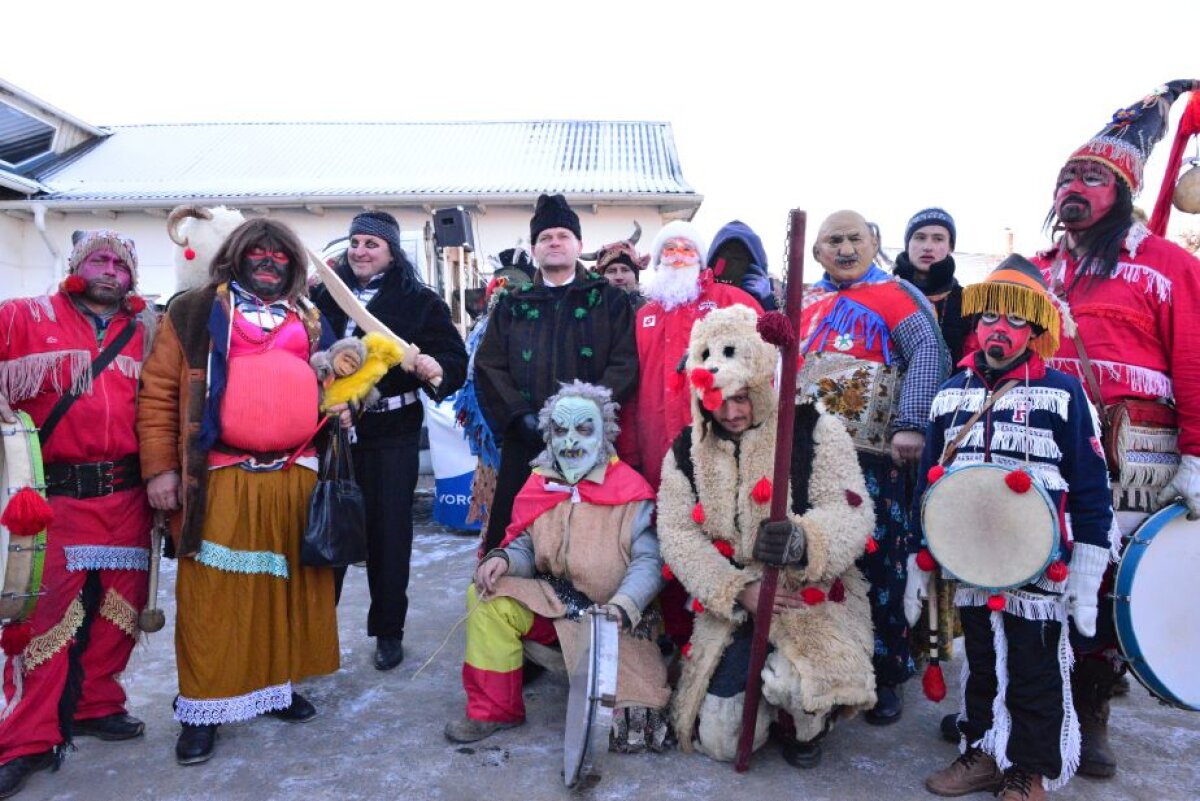 Un președinte de club din Liga 1 ține vii tradițiile populare » A fost îmbrăcat în suman și căciulă de miel de sărbători! 